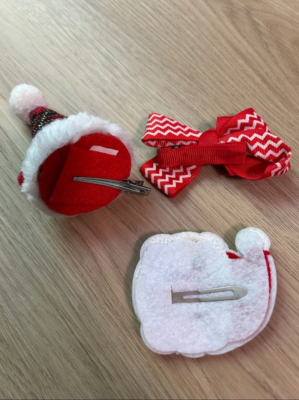 7 Kids Hair Bow Set for Christmas-Holiday Bows, Santa, Hat Clip Hair accessories